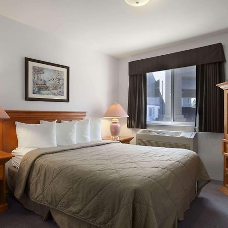 Super 8 By Wyndham West Kelowna Bc Exterior photo