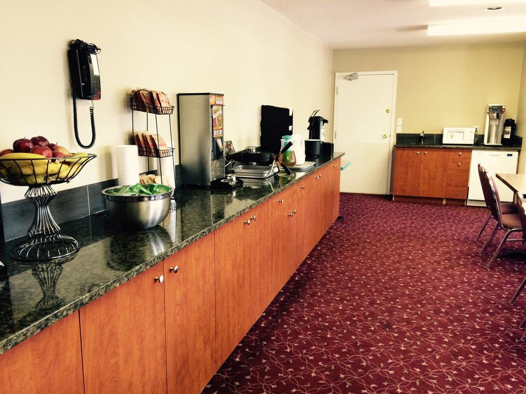 Super 8 By Wyndham West Kelowna Bc Exterior photo