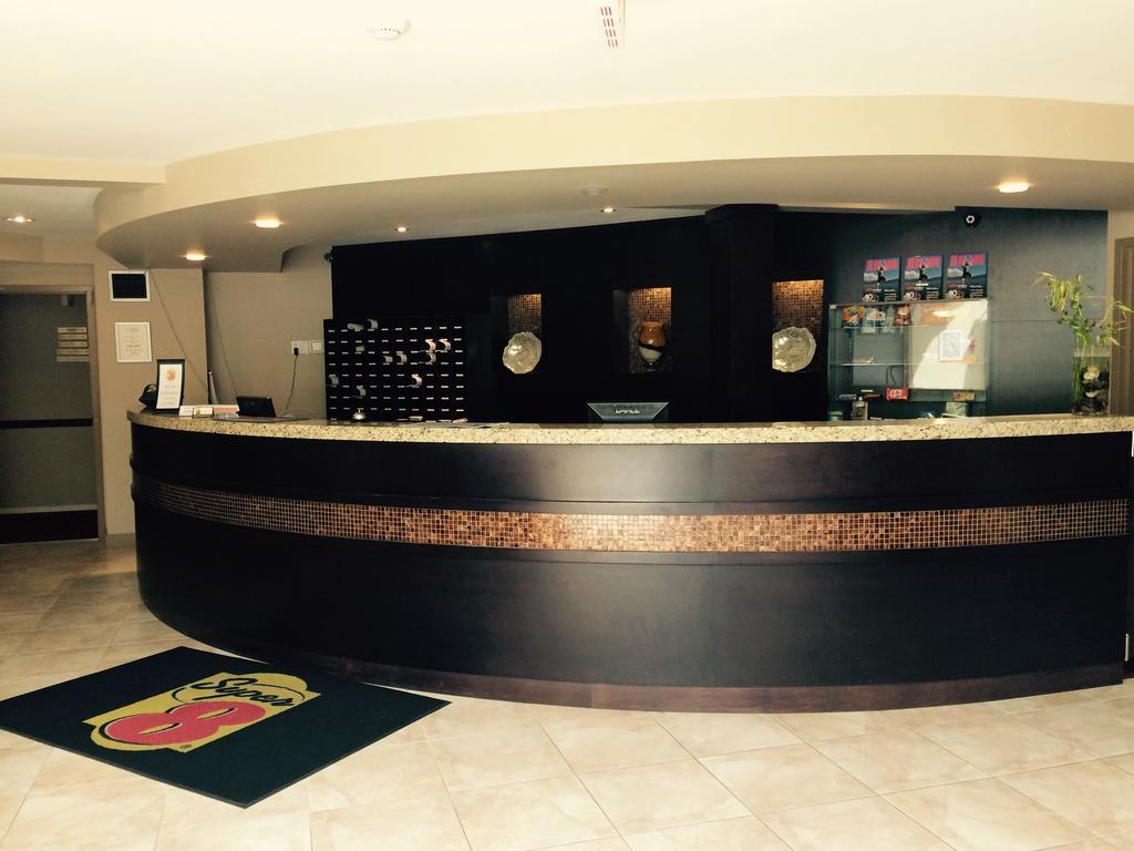 Super 8 By Wyndham West Kelowna Bc Exterior photo
