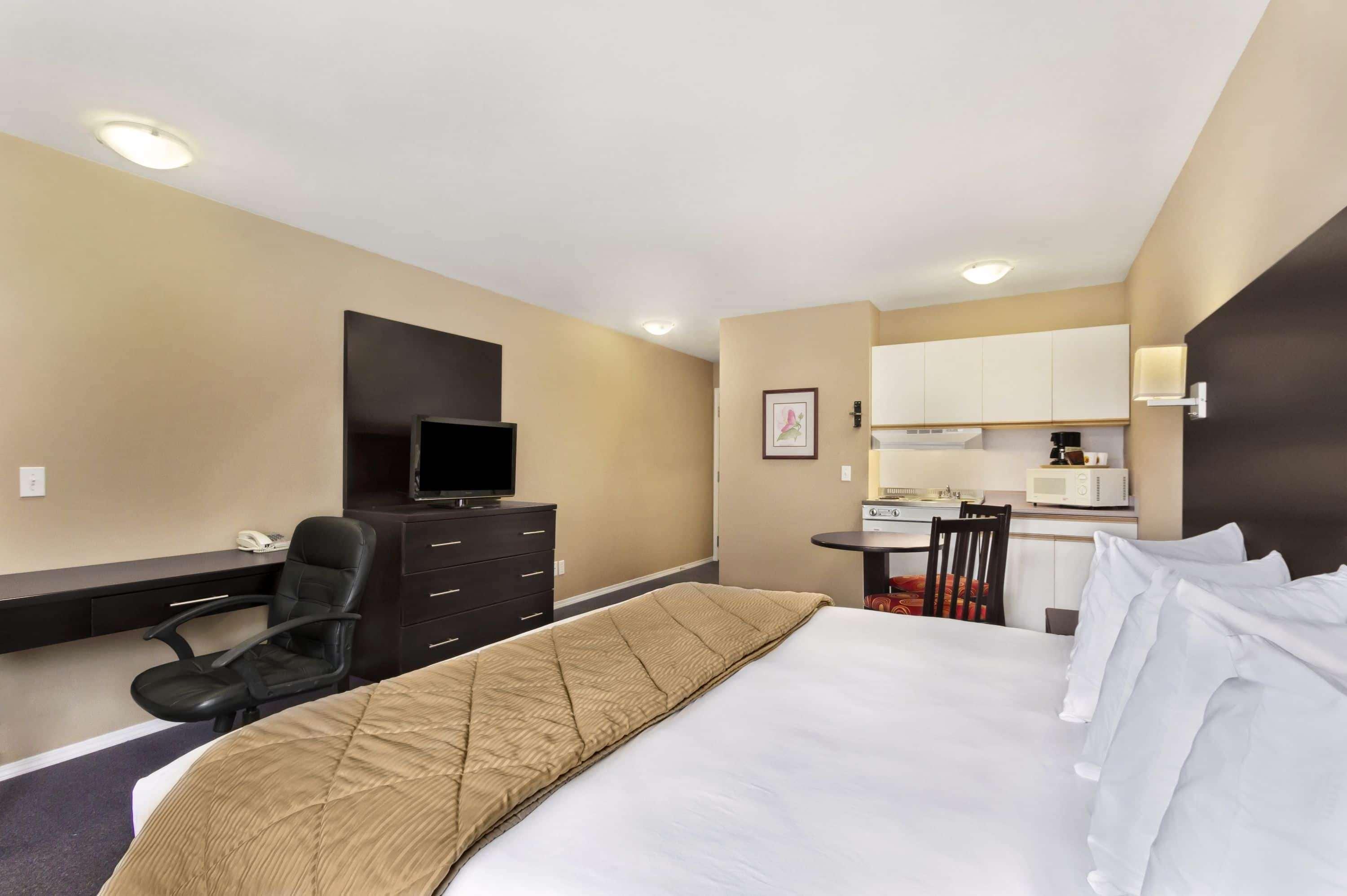 Super 8 By Wyndham West Kelowna Bc Exterior photo