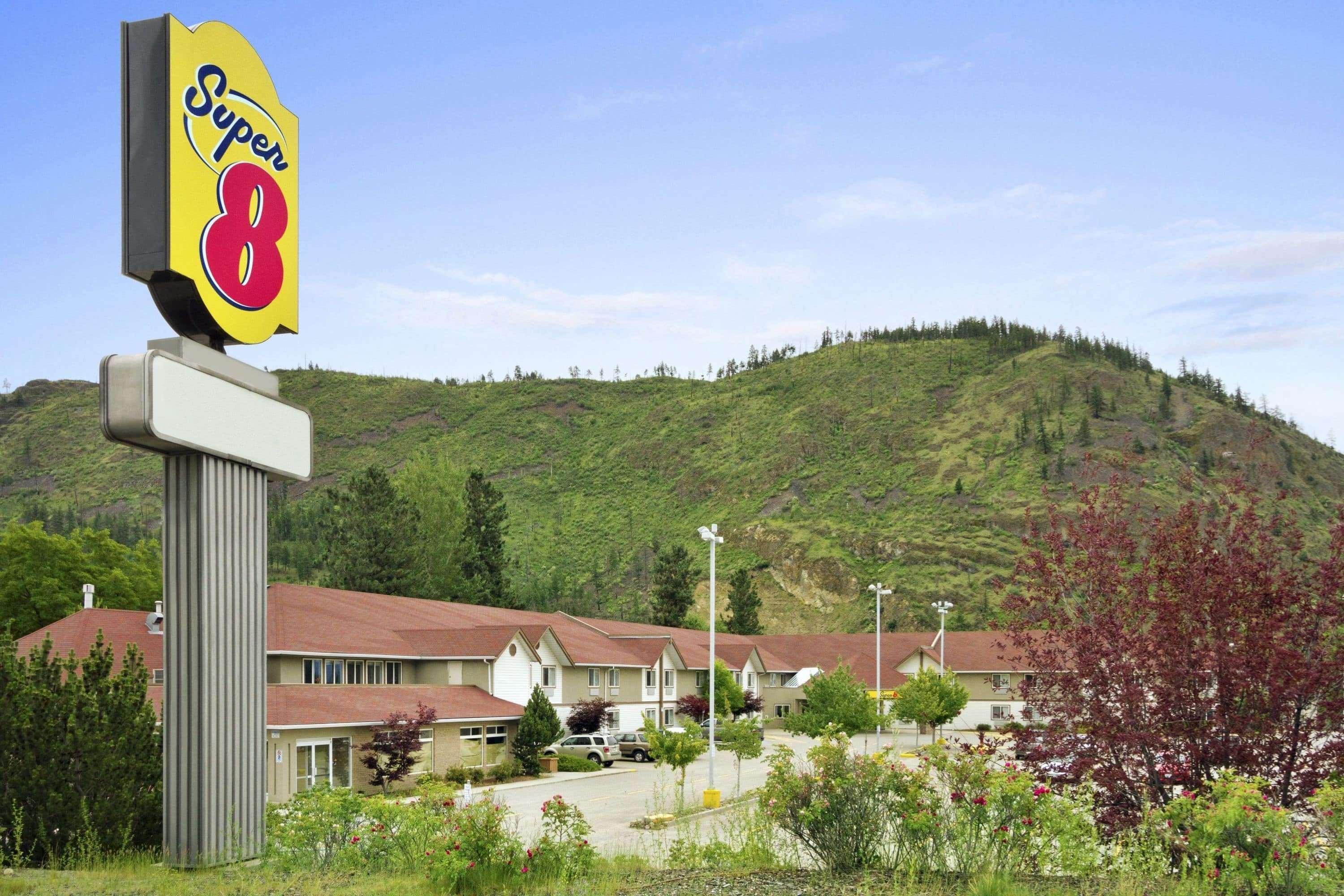 Super 8 By Wyndham West Kelowna Bc Exterior photo