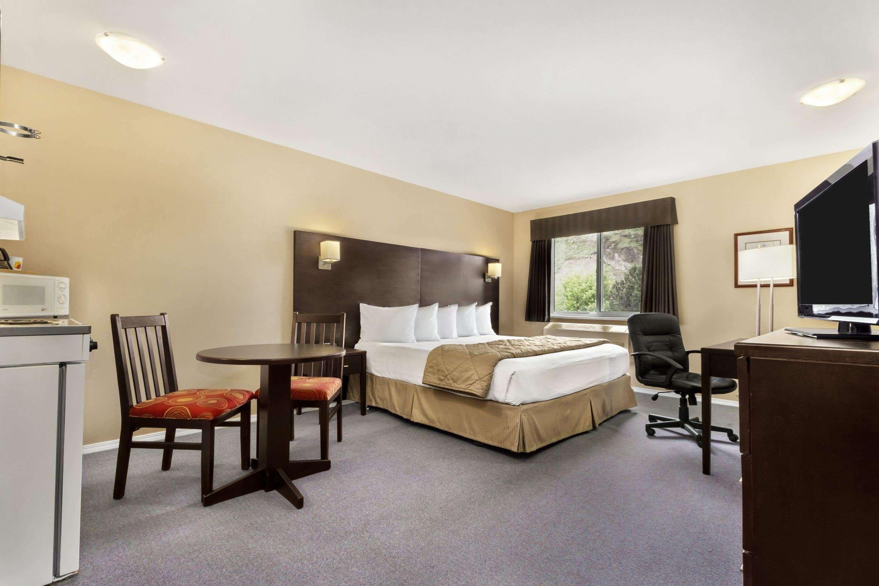 Super 8 By Wyndham West Kelowna Bc Exterior photo