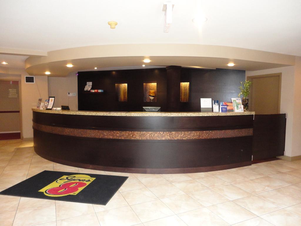 Super 8 By Wyndham West Kelowna Bc Exterior photo