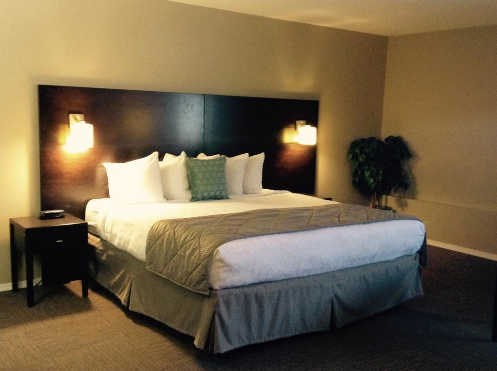 Super 8 By Wyndham West Kelowna Bc Exterior photo