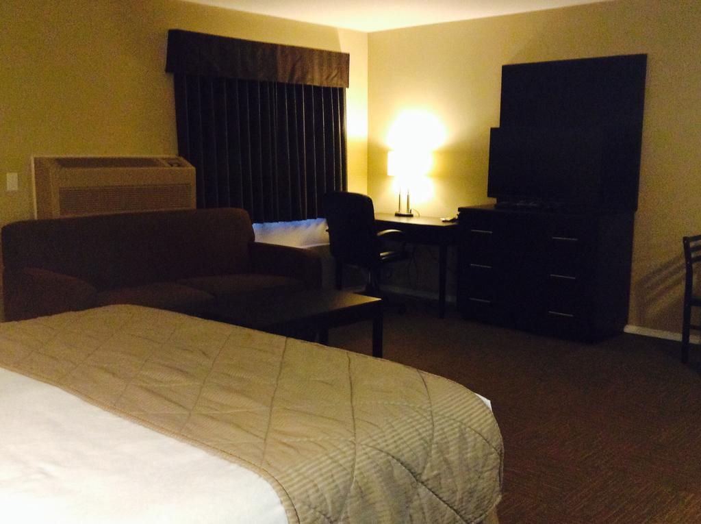 Super 8 By Wyndham West Kelowna Bc Exterior photo