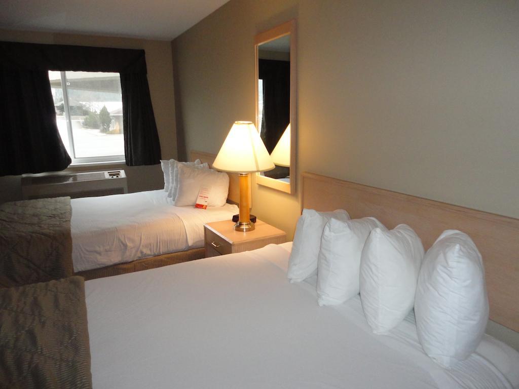 Super 8 By Wyndham West Kelowna Bc Exterior photo