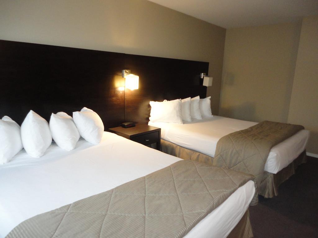 Super 8 By Wyndham West Kelowna Bc Exterior photo