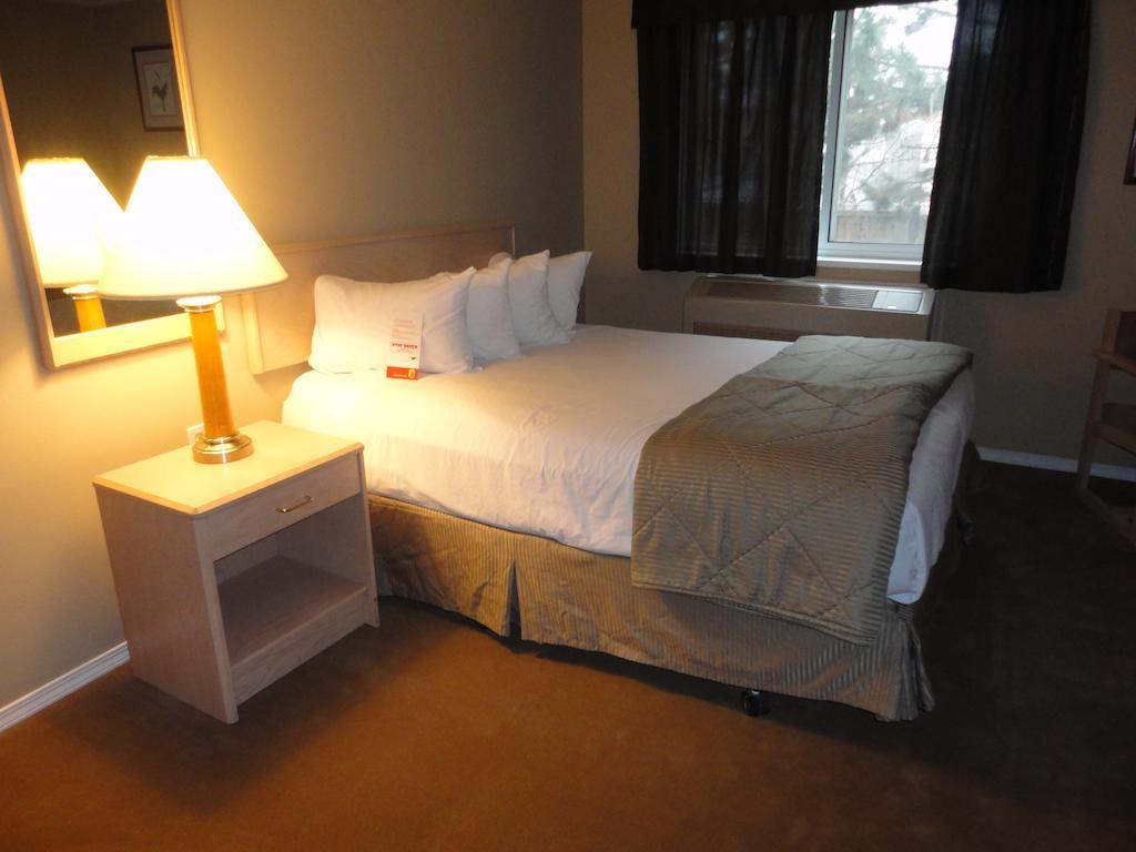 Super 8 By Wyndham West Kelowna Bc Exterior photo