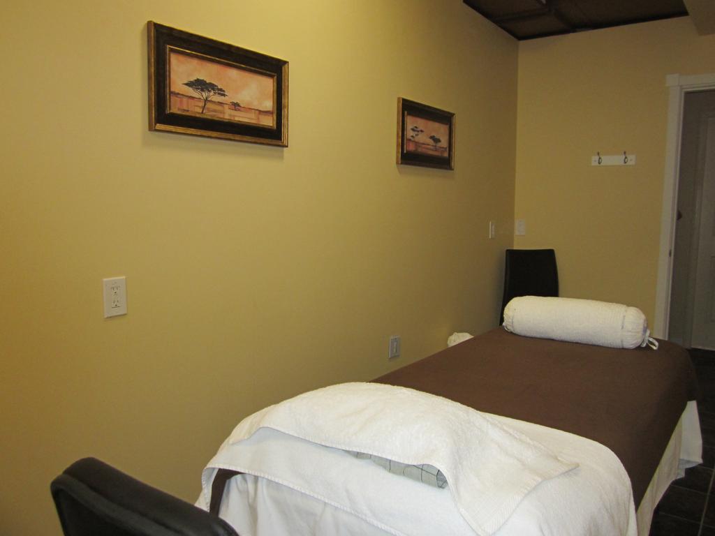 Super 8 By Wyndham West Kelowna Bc Exterior photo