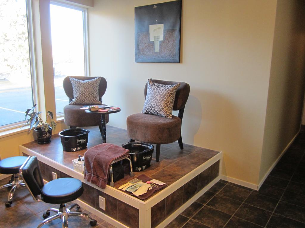 Super 8 By Wyndham West Kelowna Bc Exterior photo
