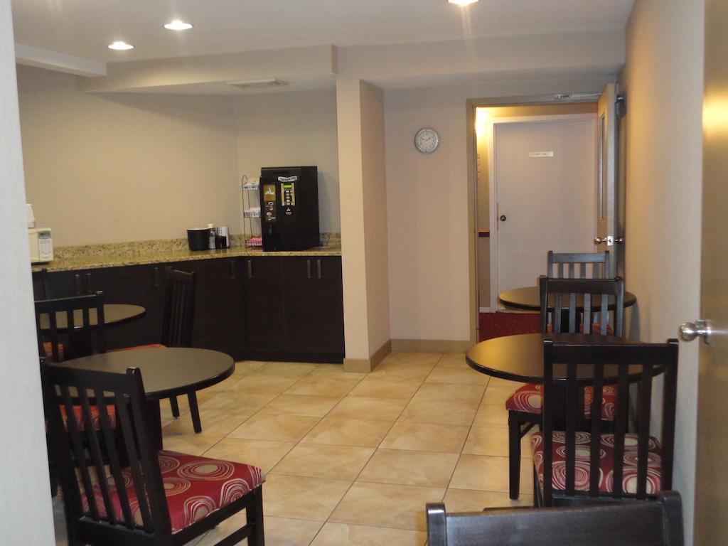 Super 8 By Wyndham West Kelowna Bc Exterior photo