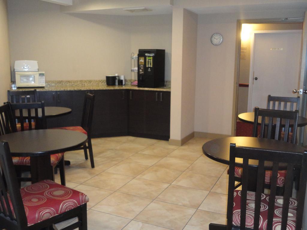 Super 8 By Wyndham West Kelowna Bc Exterior photo
